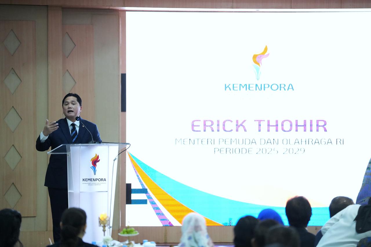 Menteri Pemuda dan Olahraga (Menpora) periode 2023–2025, Dito Ariotedjo, resmi menyerahkan jabatannya kepada Menpora baru, Erick Thohir pada acara Serah Terima Jabatan di Auditorium Kemenpora, Jakarta, Kamis (18/9).(foto:Herry/kemenpora.go.id)