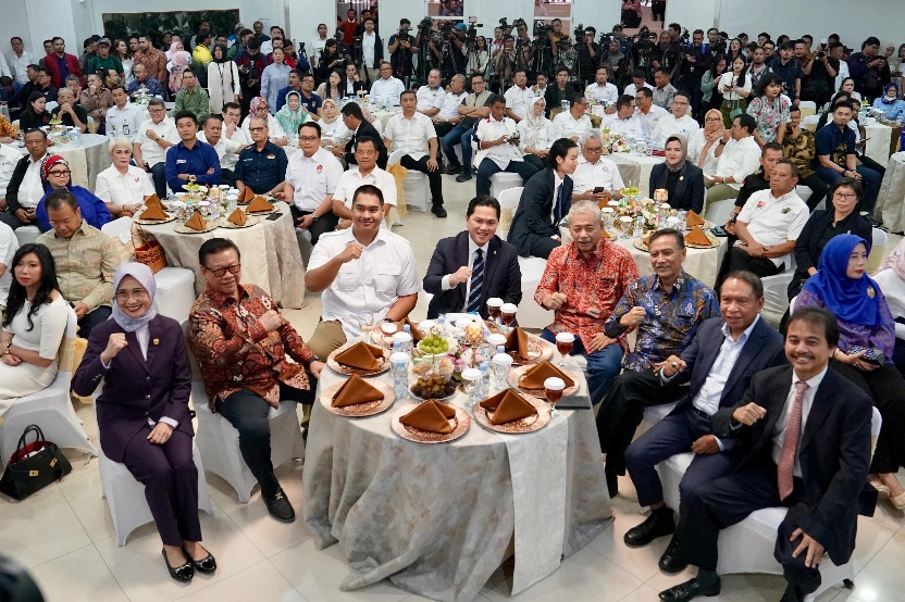 Serah terima jabatan Menteri Pemuda dan Olahraga Repeblik Indonesia (Menpora RI) Dito Ariotedjo kepada Erick Thohir di Wisma Kemenpora, Kamis (18/9) pagi terasa istimewa dengan kehadiran mantan-mantan Menpora. (foto:gilang/kemenpora.go.id)