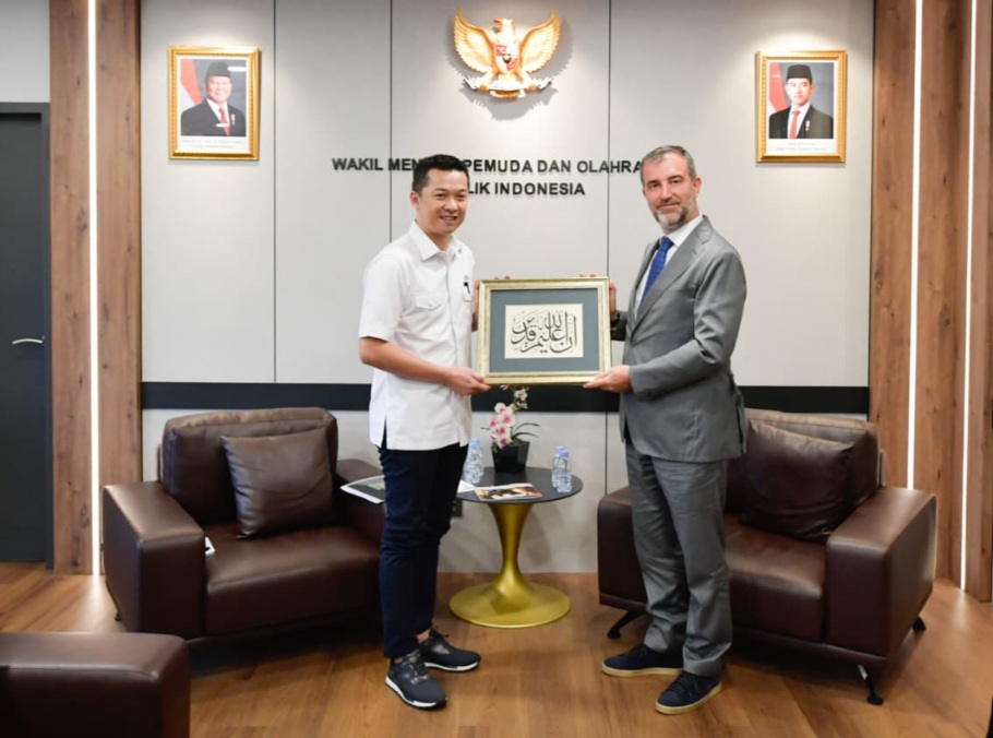   Wakil Menteri Pemuda dan Olahraga (Wamenpora) RI, Taufik Hidayat, menerima audiensi delegasi Islamic Cooperation Youth Forum (ICYF) dan Organization of Islamic Cooperation (OIC) Youth Indonesia di ruang kerja Wamenpora, Selasa (30/9). (foto:bagus/kemenp