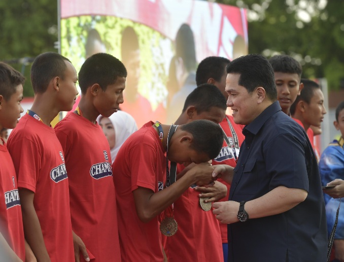 Menteri Pemuda dan Olahraga (Menpora) RI Erick Thohir berpesan kepada para juara Piala Presiden U-12 dan U-15 Tahun 2025 untuk tidak cepat berpuas diri. Jangan sampai keberhasilan yang didapatkan tersebut membuat diri menjadi besar kepala atau sombong.(fo