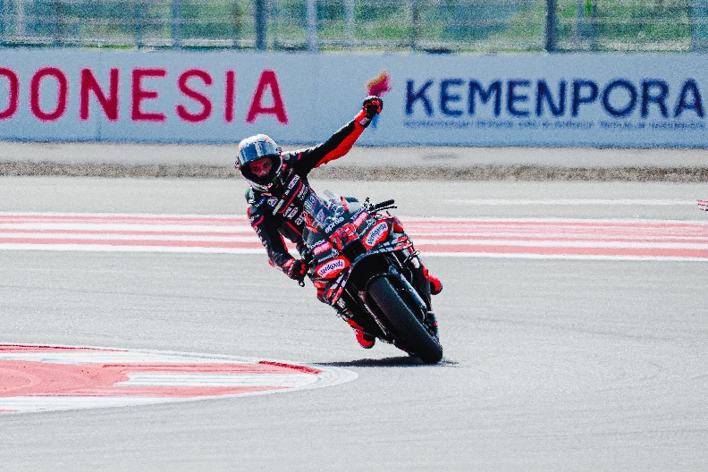 Rider Aprilia Marco Bezzecchi keluar sebagai pemenang pada lomba Sprint Race Pertamina Grand Prix of Indonesia 2025 yang digelar di Pertamina Mandalika International Circuit, Lombok, NTB, Sabtu (4/10). Juara dunia MotoGP 2025 Marc Marquez finis di posisi 