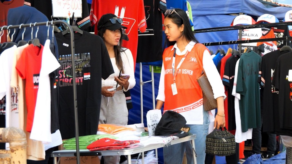 Penyelenggaraan ajang balap motor paling bergengsi di dunia MotoGP seri ke-18 Pertamina Grand Prix of Indonesia 2025 di Mandalika terbukti mendorong dampak ekonomi lokal warga Lombok, NTB secara signifikan. Salah satunya warung makan yang berada di sekita