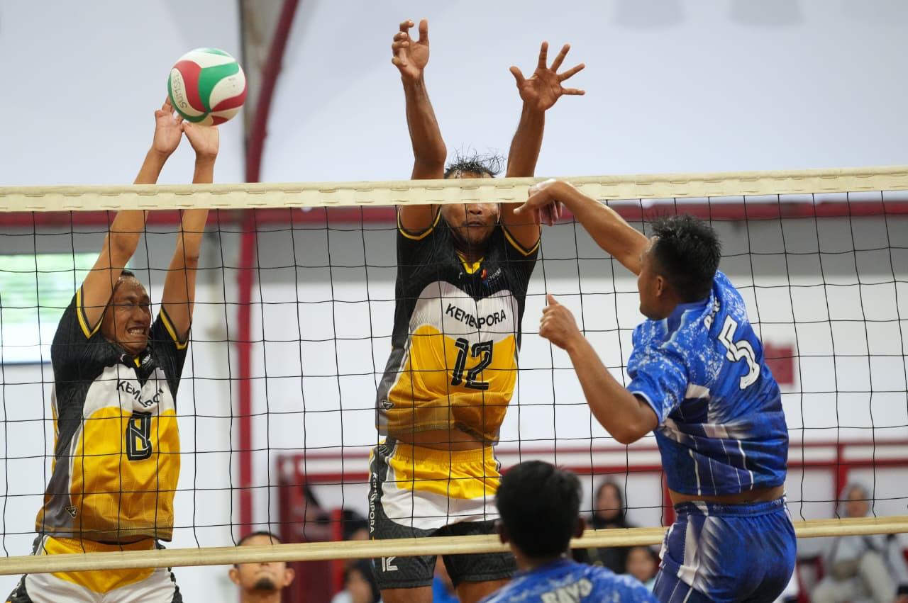 Tim bola voli indoor Kementerian Pemuda dan Olahraga (Kemenpora) tampil gemilang pada laga hari kedua babak penyisihan Pekan Olahraga Nasional (Pornas) Korps Pegawai Republik Indonesia (Korpri) XVII Tahun 2025. (foto:Herry/kemenpora.go.id)