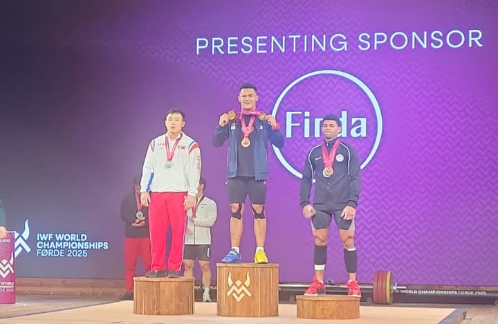 Prestasi membanggakan berhasil diukir atlet angkat besi putra kebanggaan Indonesia Rizki Juniansyah yang berhasil  meraih dua medali emas kelas 79 kg pada IWF World Championship 2025 di Forde, Norwegia pada 6 Oktober 2025.(foto:istimewa)