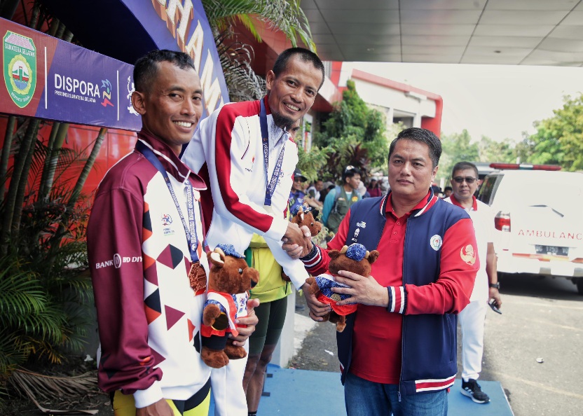 Kontingen balap sepeda dari Kementerian Pemuda dan Olahraga (Kemenpora), Robin Manullang, tampil memukau pada ajang Pekan Olahraga Nasional (Pornas) Korpri XVII di nomor Men Cross Country Short Track (XCC). (foto:raiky/kemenpora.go.id)