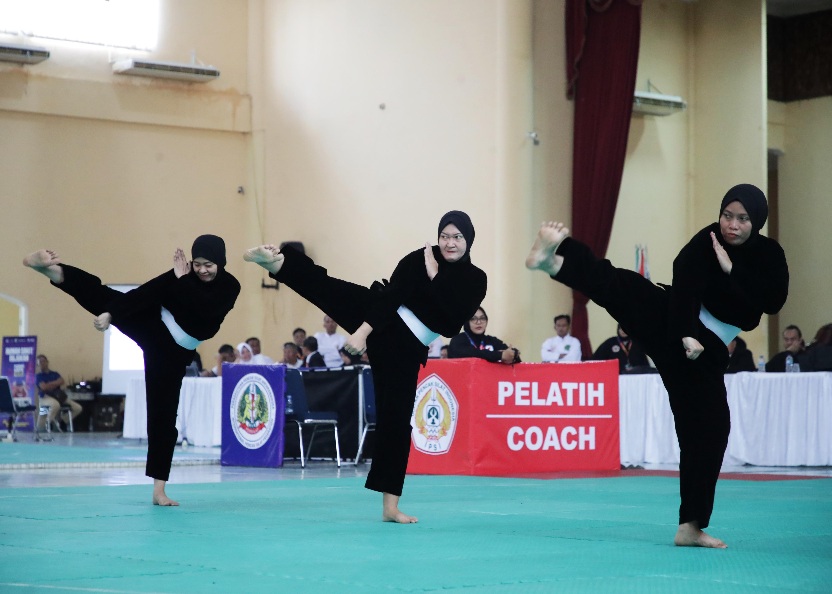 Bertanding di Gedung Dekranasda Jakabaring, Kamis (9/10), tim pencak silat beregu putri Kemenpora sukses menaklukkan perlawanan tangguh dari Provinsi Riau dan memastikan diri sebagai juara pada ajang Pornas Korpri XVII 2025 Palembang.(foto:raiky/kemenpora