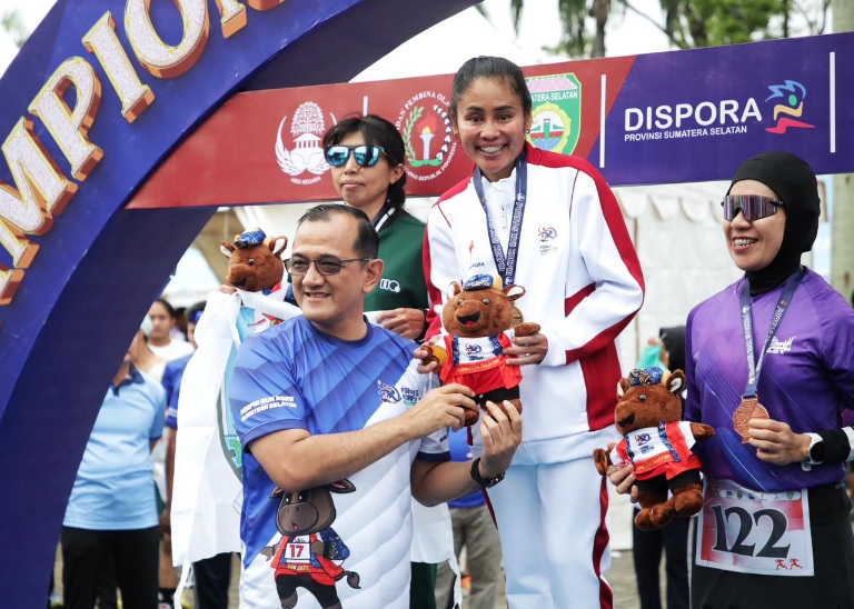 Melalui cabang olahraga atletik pada ajang Pekan Olahraga Nasional (Pornas) XVII Korps Pegawai Republik Indonesia (Korpri) Tahun 2025, atlet lari Kementerian Pemuda dan Olahraga (Kemenpora), Rumini, berhasil meraih medali emas pada nomor lari 5 kilometer 